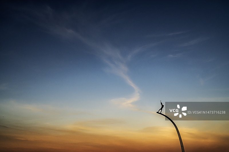 日落时分斯德哥尔摩植物剪影，瑞典图片素材