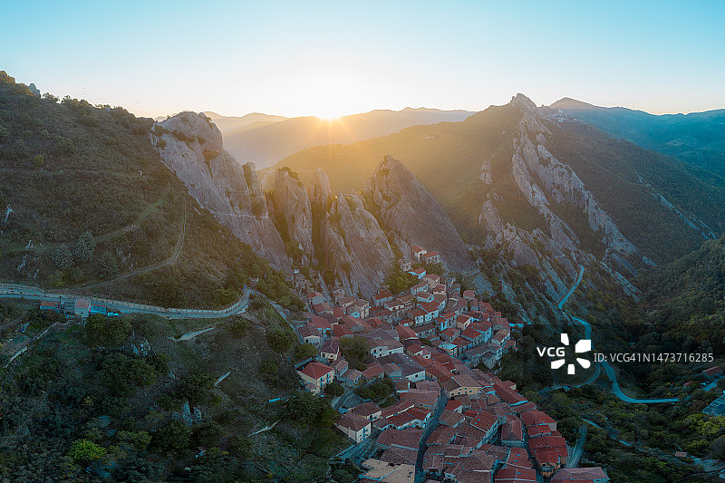 意大利波坦察省卡斯特尔梅扎诺的山脉（高角度）图片素材