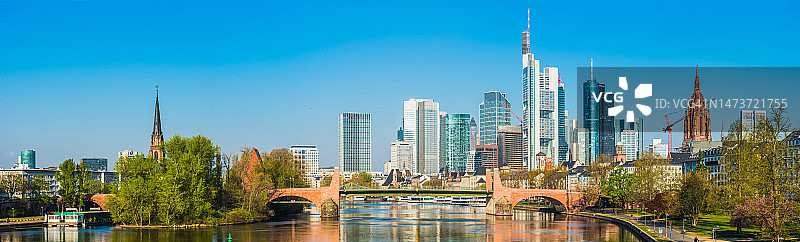 德国法兰克福美因河畔现代摩天大楼城市景观全景图片素材