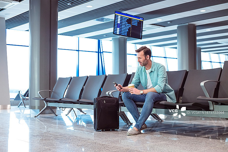 男子在机场等待航班图片素材