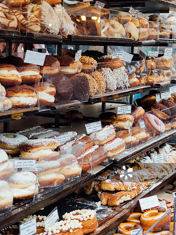 商店里出售的甜甜圈特写图片素材