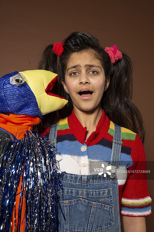 女孩和玩偶玩具特写图片素材