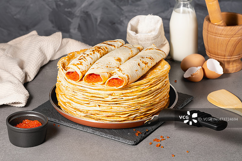 俄式黄油红鱼子酱煎饼图片素材