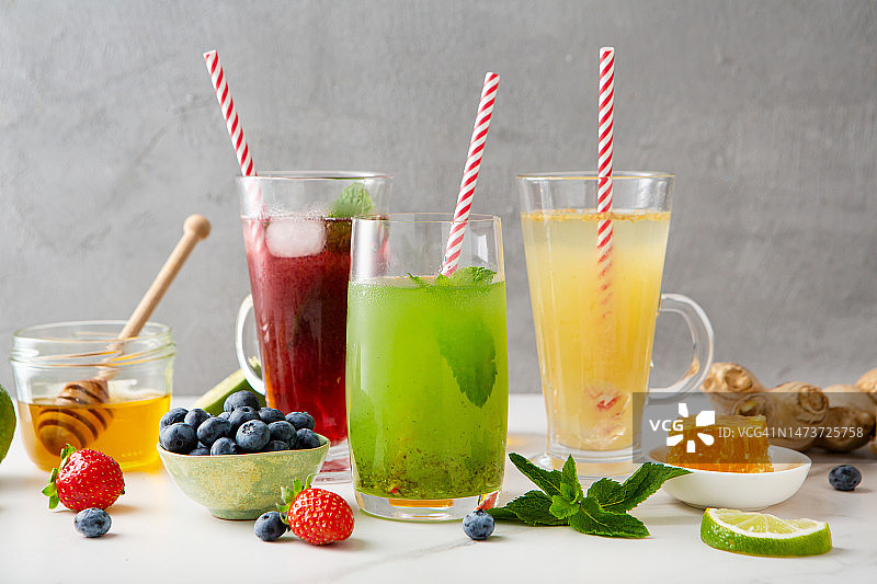 夏季水果浆果冰饮柠檬苏打图片素材