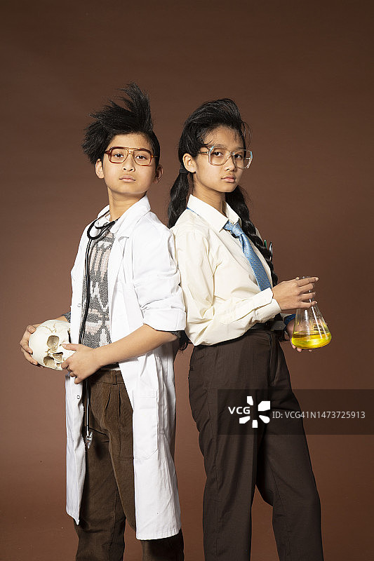 男女科学家肖像图片素材