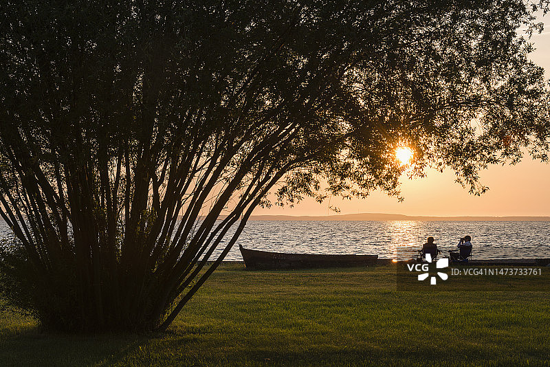 人们欣赏日落美景图片素材