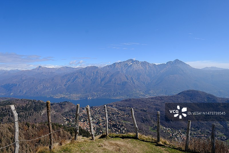 栅栏和白雪皑皑的山脉景观图片素材