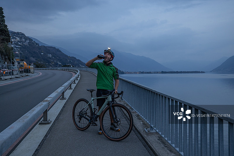 骑自行车的男人停下来喝水，下班后的活动图片素材