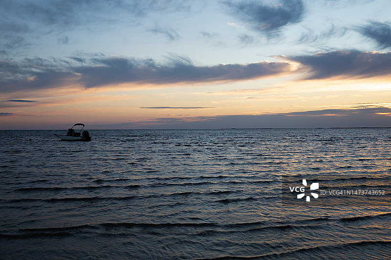 科德角湾日落（可见船只）图片素材