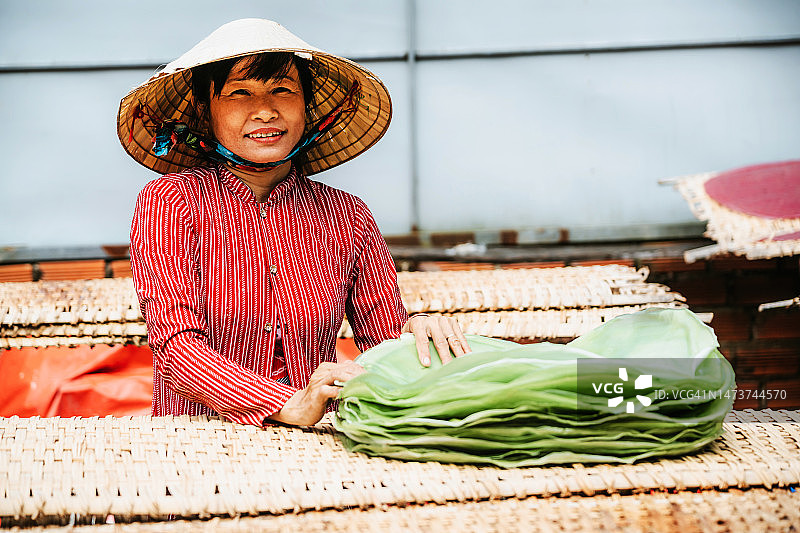 在越南米粉厂工作的越南妇女图片素材