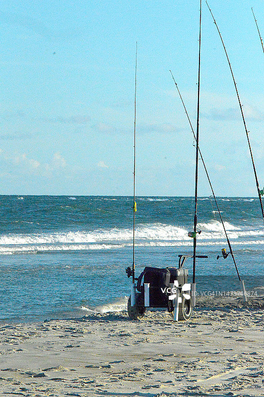 海滩上的钓鱼竿图片素材