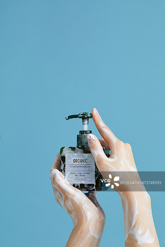 手部使用洗面奶清洁泡沫图片素材