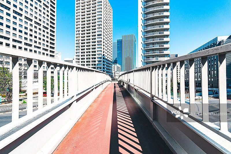 东京的钢结构人行天桥图片素材