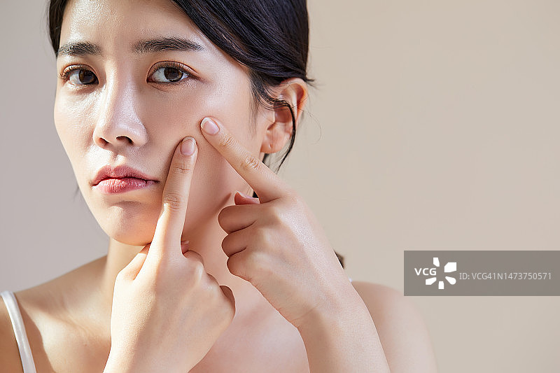 面露担忧的女人图片素材