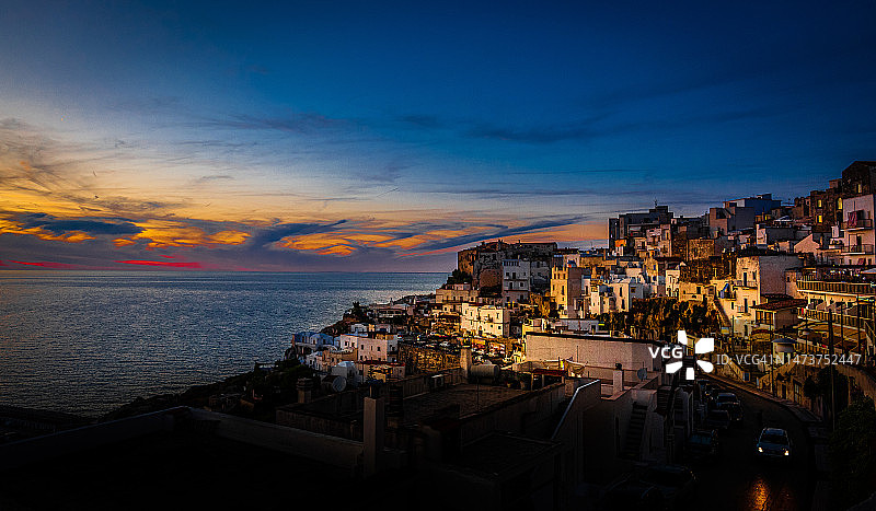 意大利福贾佩斯基奇海边城镇日落景观高角度视图图片素材