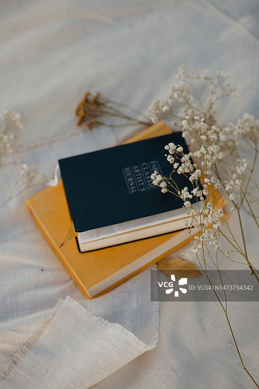 印度尼西亚，俯视圣经和鲜花图片素材