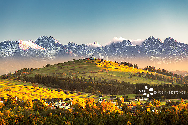 风景优美，山川映衬着天空图片素材