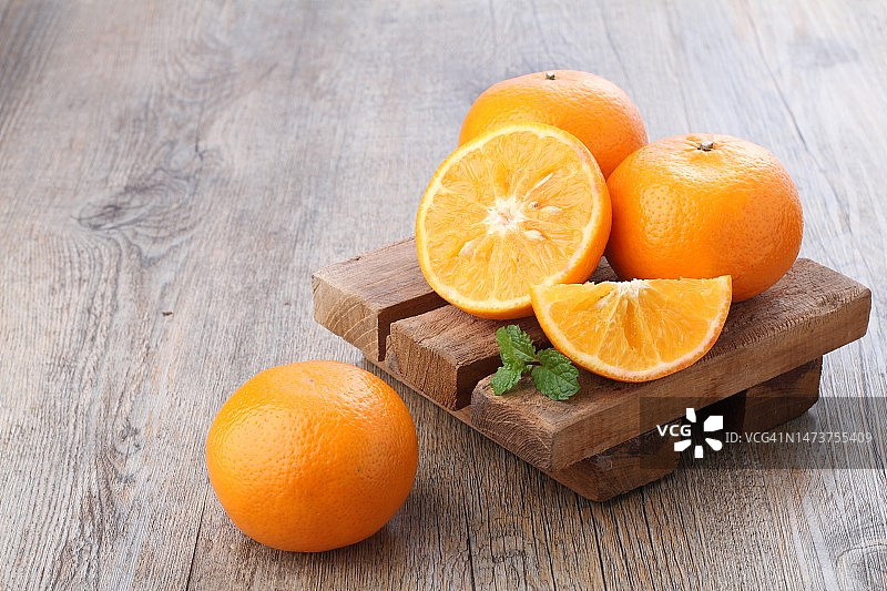 桌子上的橙色水果特写，印度尼西亚西爪哇省勿加泗市图片素材