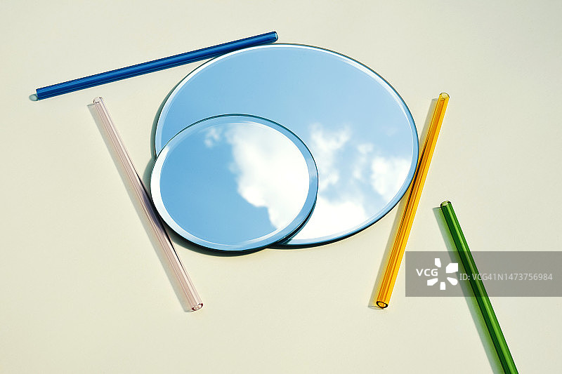 反射天空的圆形镜子，极简概念图片素材