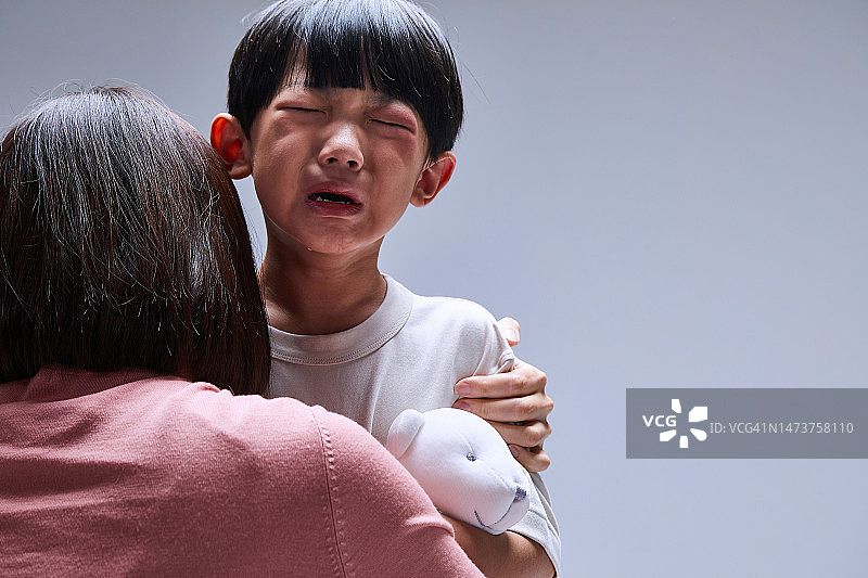 妈妈拥抱安慰儿子图片素材