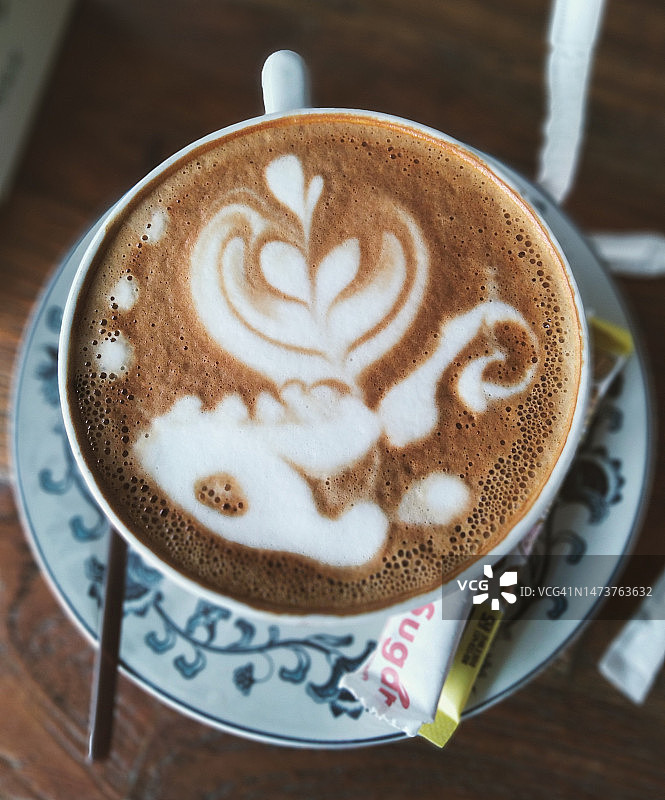 印尼餐桌上的卡布奇诺咖啡高角度视图图片素材