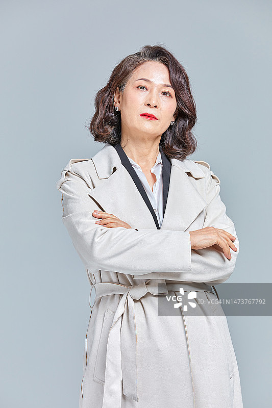 女商人身穿风衣图片素材