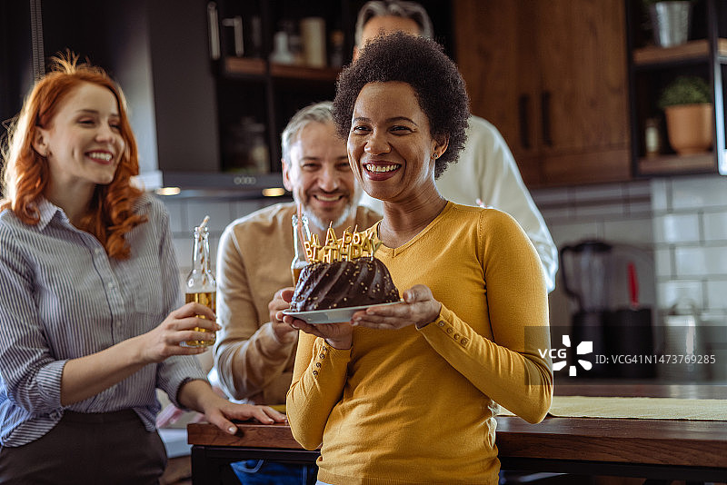 在家庆祝生日的拉丁美洲女性图片素材