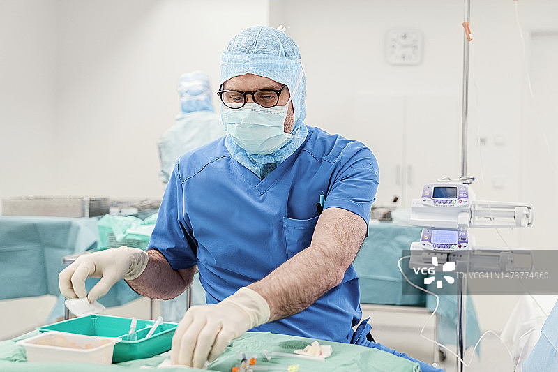 男麻醉师在手术室准备注射图片素材