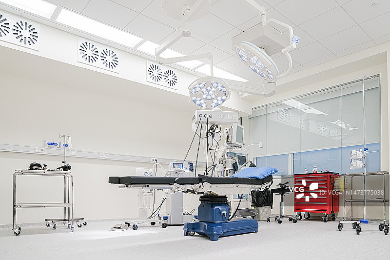 配备各种医疗设备的手术室内部图片素材