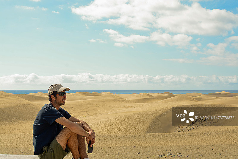 男子在马斯帕洛马斯沙丘享受阳光图片素材