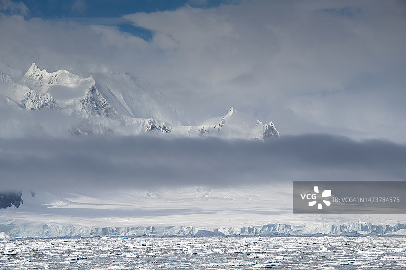 南极洲弗洛伊德通道的冰山和碎冰大气景观图片素材