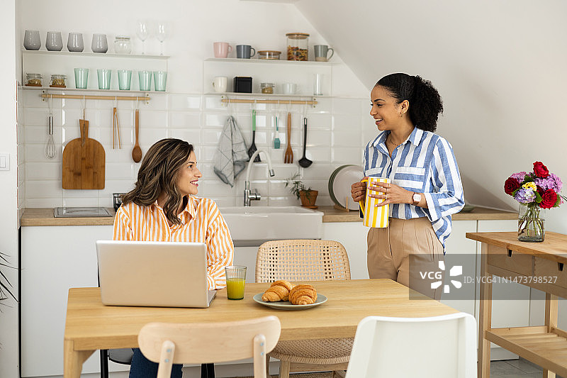 两个朋友合作探讨商业创意图片素材