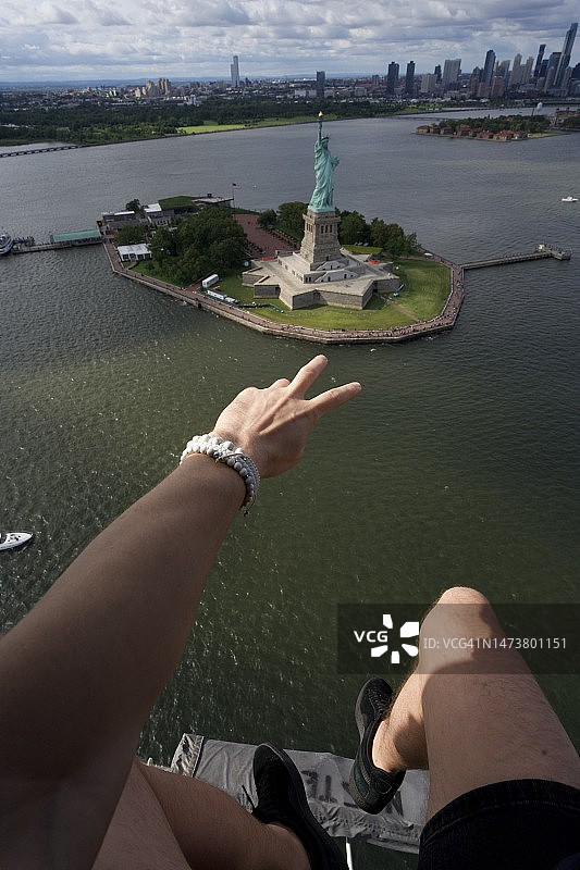 直升机飞越自由女神像图片素材