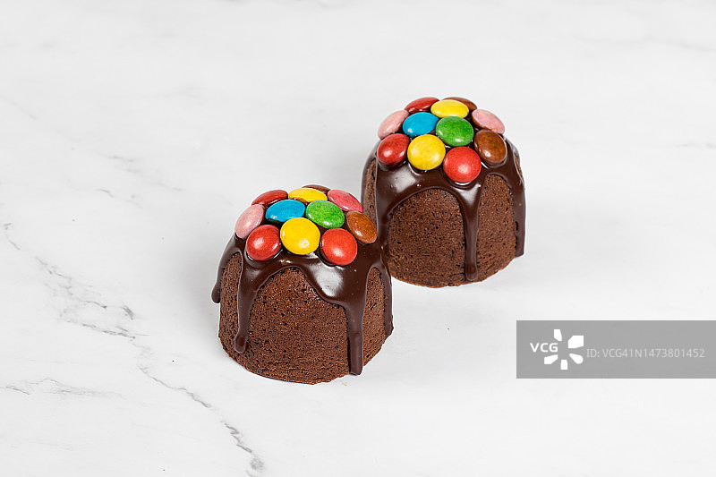 两个带巧克力糖霜的巧克力蛋糕图片素材