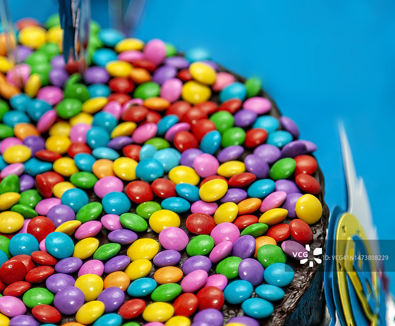 俯视：带有彩色糖果的生日蛋糕装饰图片素材