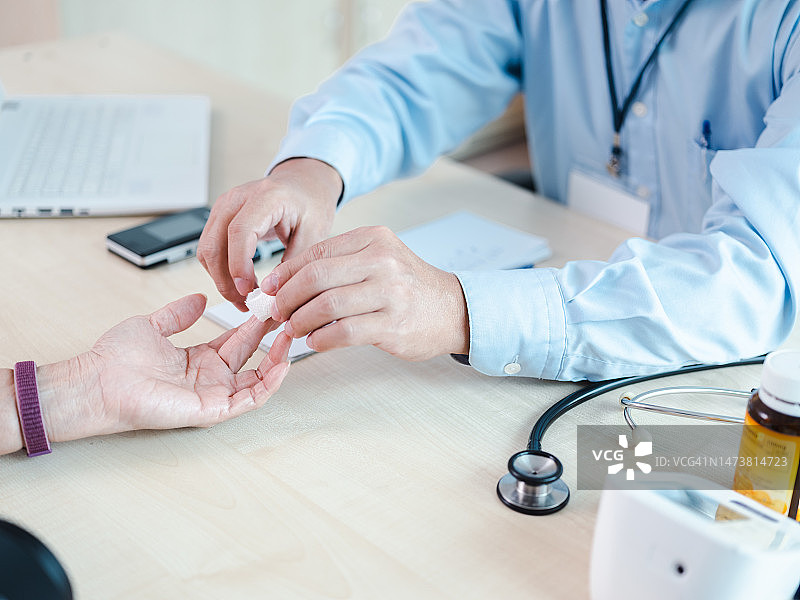 医生用血糖仪检测患者高血糖图片素材