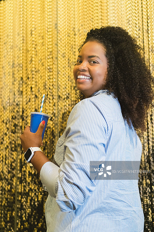 黑人女性手持一次性苏打杯图片素材