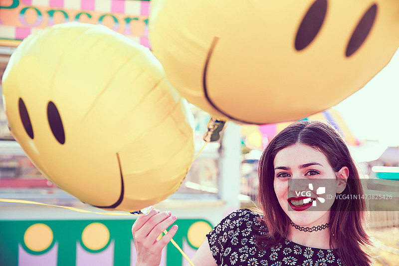 笑脸气球，嬉戏的90年代女人微笑，无忧无虑的幸福概念图片素材
