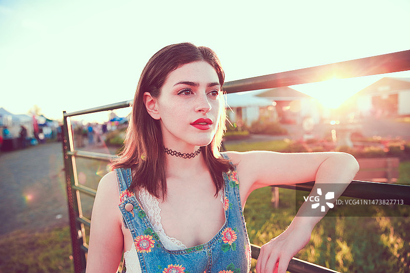 年轻女性的真实人像：90年代风格的时尚少女图片素材