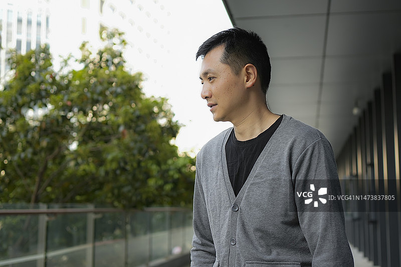 商务人士在路上行走图片素材