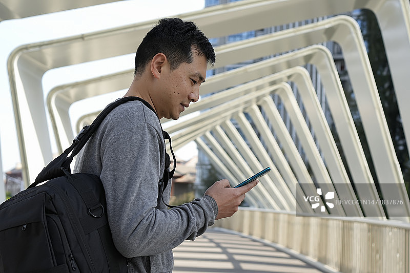 商务人士在人行天桥上使用手机图片素材