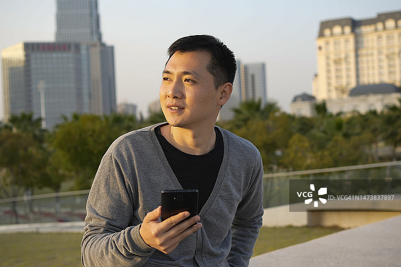 商务人士在户外使用手机图片素材