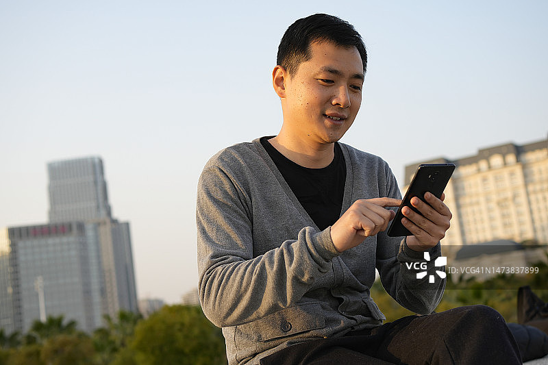 商务人士在户外使用手机图片素材