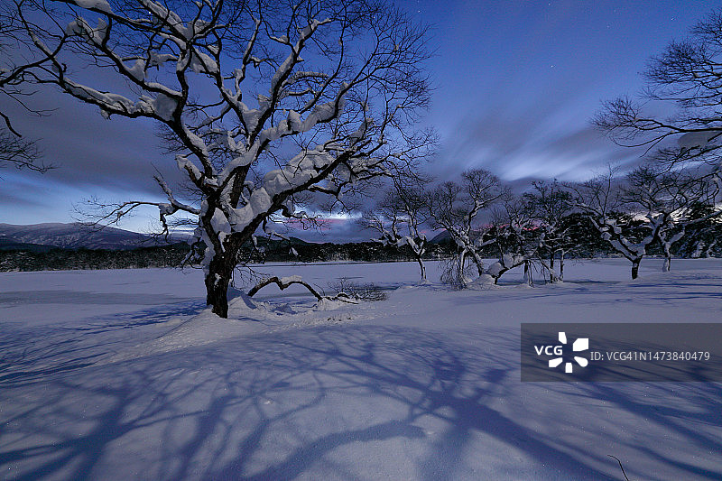 猪苗代湖的黎明月光倒影图片素材