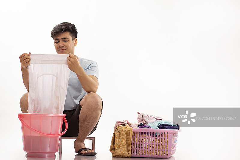 手洗衣服的年轻男人肖像图片素材