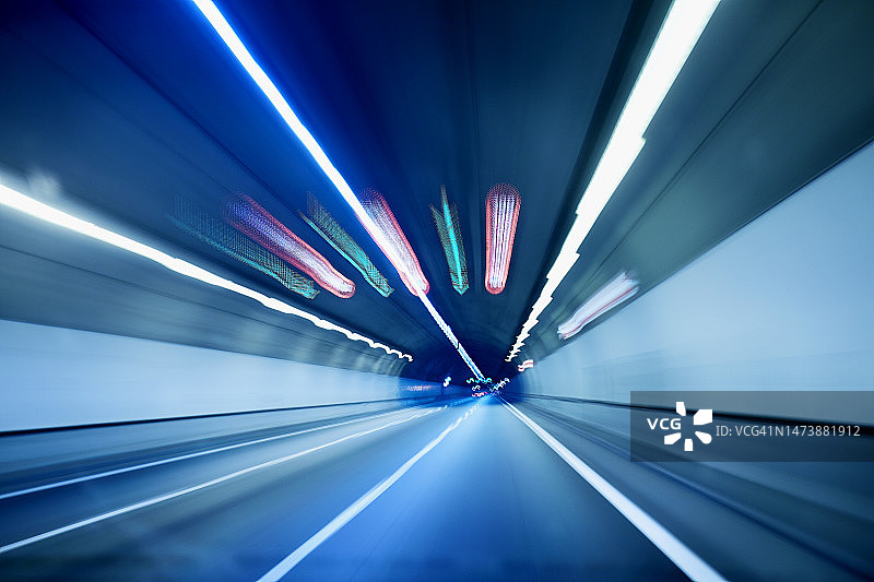 驾车穿越隧道图片素材