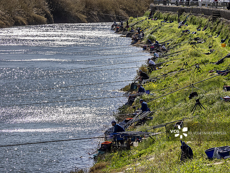 在河岸上举行的钓鱼比赛图片素材