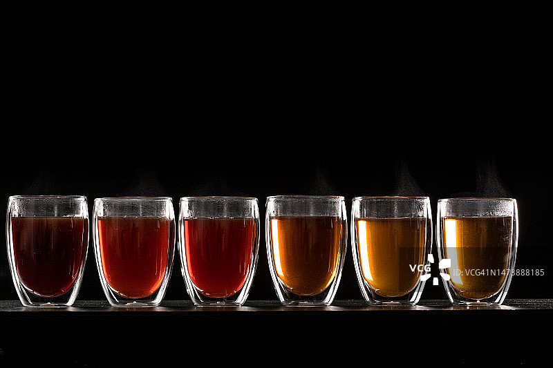 一排现代玻璃茶杯图片素材
