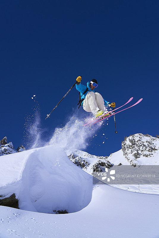 滑雪者从雪山上跳下图片素材
