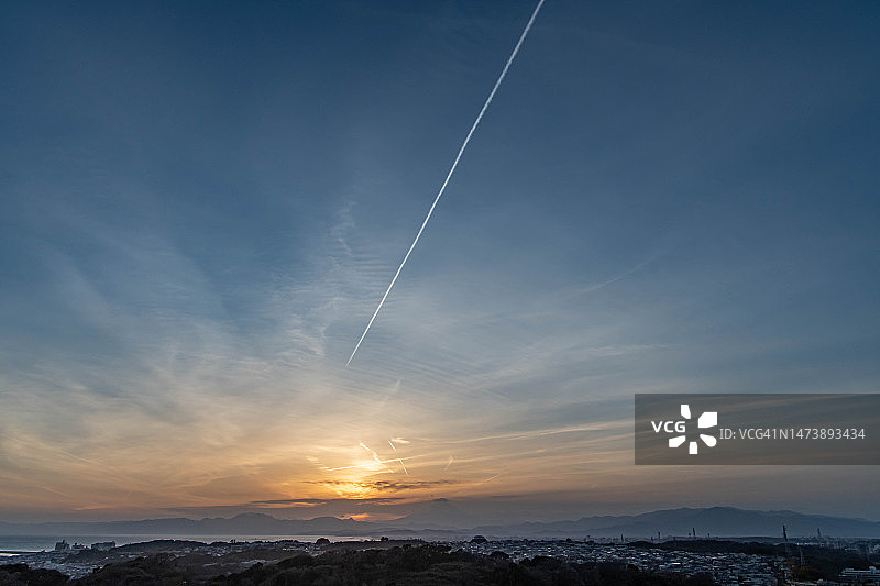 飞机飞越日本神奈川县的日落天空图片素材
